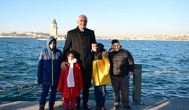 Kültür ve Turizm Bakanı Ersoy, kardan 'Kız Kulesi' yapan çocukları İstanbul'da ağırladı