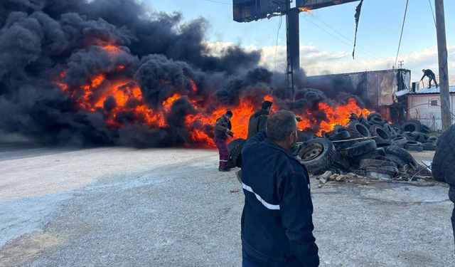 Mersin'de oto lastik dükkanında çıkan yangın söndürüldü