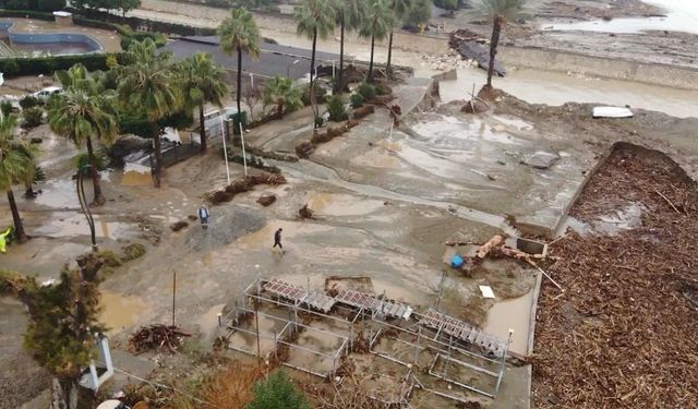 Mersin'de yıkılan köprü ve su basan sitelerin son durumu dronla görüntülendi