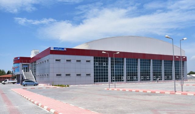 Osmaniye'de bakıma alınan tam olimpik yüzme havuzu yeniden hizmete açıldı