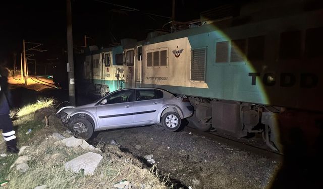 Osmaniye'de yük treninin çarptığı otomobildeki 4 kişi yaralandı