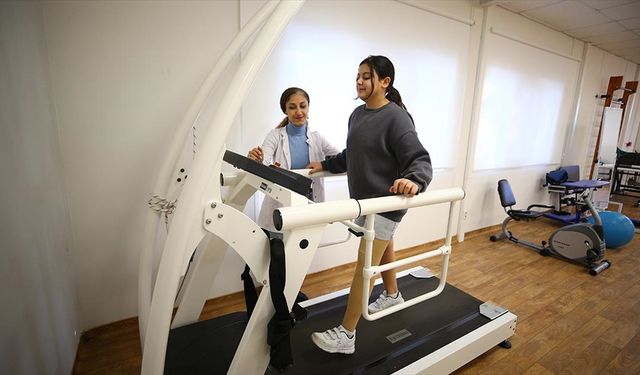 Protezle yürümeye başlayan 13 yaşındaki Melike'nin hayali avukat olmak