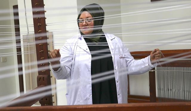 'Saray kumaşı'nı atık gıda malzemeleriyle renklendiriyor