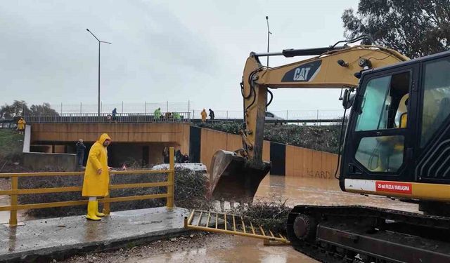 Sel suları yükselince minibüsün üzerinde mahsur kalan vatandaşları belediye ekipleri kurtardı
