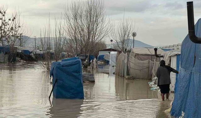 Selde mahsur kalan vatandaş kepçeyle kurtarıldı