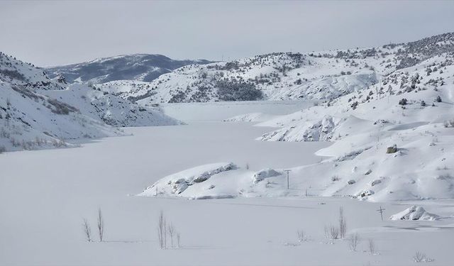 Sivas'ta Pusat-Özen Barajı'nın yüzeyi buz tuttu