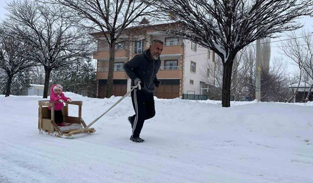 Torununu kızakla çekerek antrenman yapıyor