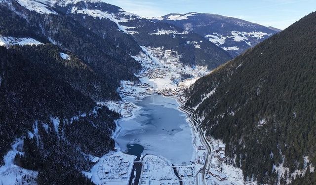 Trabzon'da yüzeyi buz tutan Uzungöl görülmeye değer manzaralar sunuyor