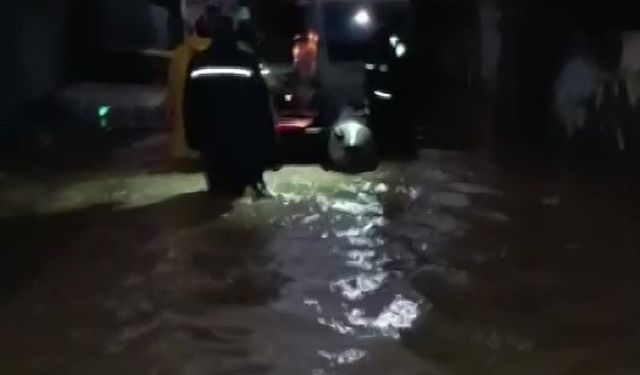 Yağmur sonrası su basan evlerde mahsur kalanlar kurtarıldı