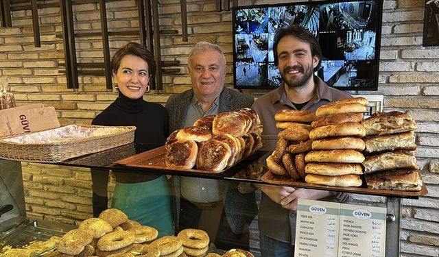 'Yılın Ahisi' seçilen 70 yaşındaki pastaneci, mesleğini evlatlarıyla sürdürüyor
