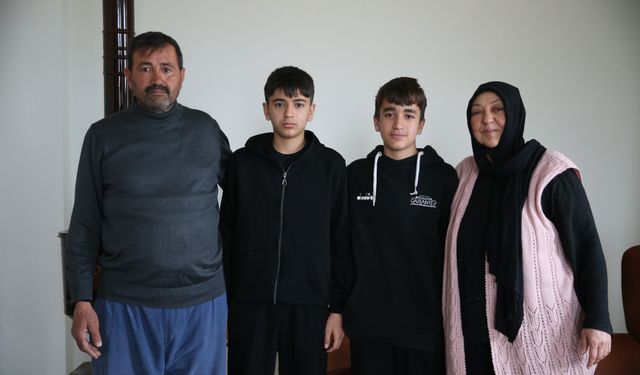 6 ŞUBAT DEPREMLERİNİN ÜÇÜNCÜ YILI - Depremde ailesini kaybeden 2 kardeş, amca ve yengesine emanet