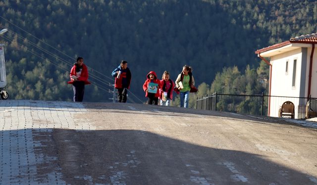 6 ŞUBAT DEPREMLERİNİN ÜÇÜNCÜ YILI - Kütüphaneye dönüştürdüğü kulübenin ardından köy evinde de çocukları kitap okumaya teşvik ediyor