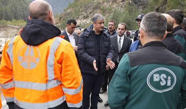 Adana Valisi Yavuz, trafiğe kapatılan Feke-Saimbeyli kara yolunda incelemede bulundu