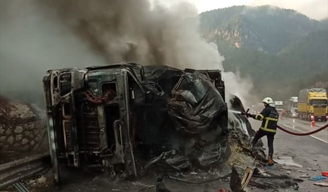 Adana'da 2 tırın çarpıştığı kazada 1 kişi yaralandı