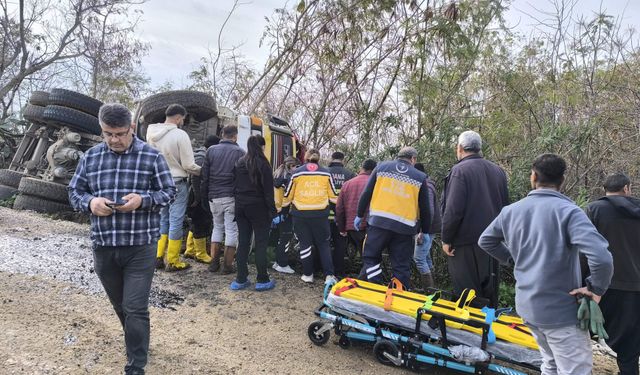 Adana'da devrilen kamyonun sürücüsü yaralandı