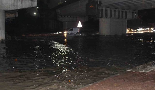 Adana'da gece bastıran sağanak yağış yolları göle çevirdi