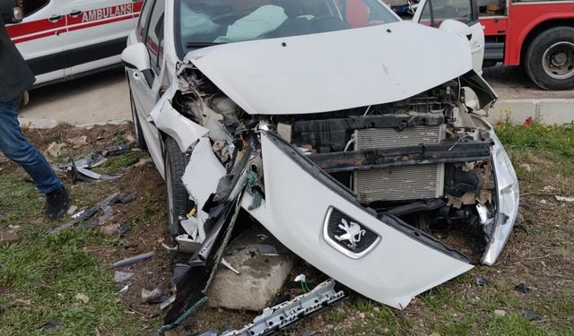 Adana'da iki otomobilin çarpıştığı kazada 3 kişi yaralandı