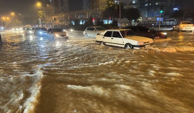 Adana'da sağanak hayatı olumsuz etkiledi