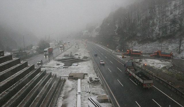 Anadolu Otoyolu ve D-100 kara yolunun Bolu Dağı geçişinde kar yağışı başladı
