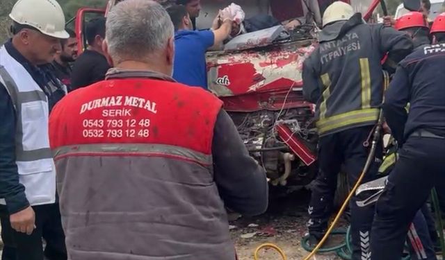 Antalya'da iki kamyon çarpıştı, sıkışan sürücüyü itfaiye kurtardı