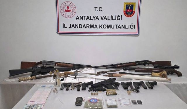 Antalya'da operasyon yapılan evde çok sayıda silah ele geçirildi