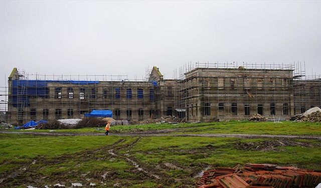 Askeri kışla ve cezaevi olarak kullanılan iki asırlık tarihi yapıda restorasyon sürüyor