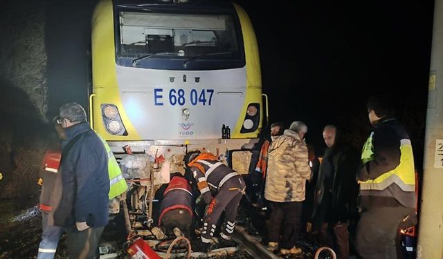 Balıkesir'de yolcu treninin lokomotifi, düşen kaya parçası nedeniyle raydan çıktı