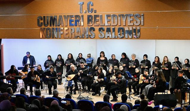 Belediye başkanının bağlamasıyla eşlik ettiği ilçe halk korosu unutulmaz şarkıları seslendiriyor