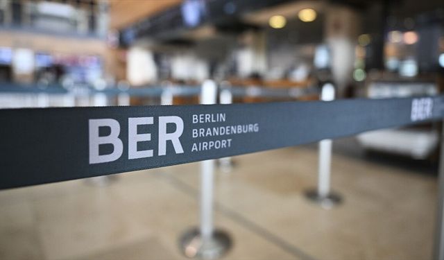 Berlin Brandenburg Havalimanı'nda buzlanma nedeniyle uçuşlar yeniden durduruldu
