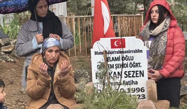 Depremde hayatını kaybeden öğretmen Adana'daki mezarı başında anıldı