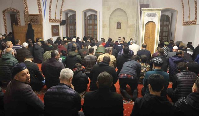 Depremin ardından Habibi Necar Camii'nde ilk teravihi kılındı