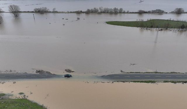 Edirne'de debisi yükselen Meriç Nehri arazilere yayıldı