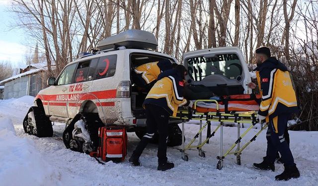 Erzincan'da sağlık ekipleri kışın kırsaldaki hastalara paletli ambulanslarla ulaşıyor