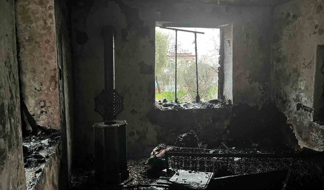 Evinde çıkan yangında ağır yaralanan yaşlı kadın hayatını kaybetti