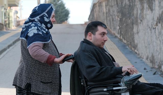 Fedakar anne hayatını adadığı engelli oğlunun eli ayağı oluyor