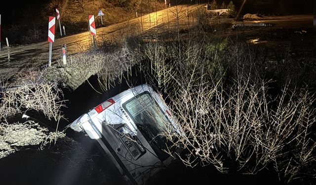 Feke'de dereye düşen hafif ticari aracın sürücüsü yaralandı