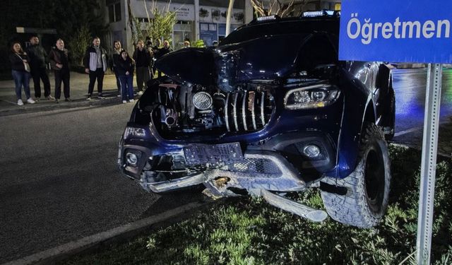 Gazipaşa'da kamyonet refüje çıktı: 2 yaralı