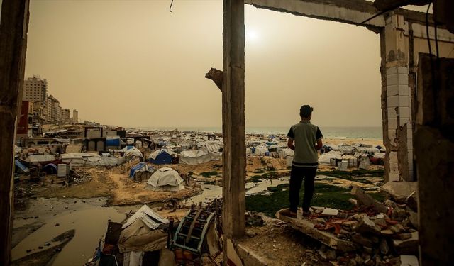 Gazze'de etkili olan kum fırtınası güç koşullarda yaşayan Filistinlilere zor anlar yaşatıyor