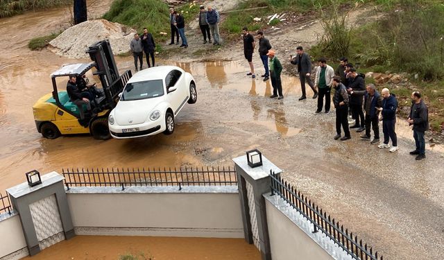 GÜNCELLEME - Alanya'da sağanak hayatı olumsuz etkiledi