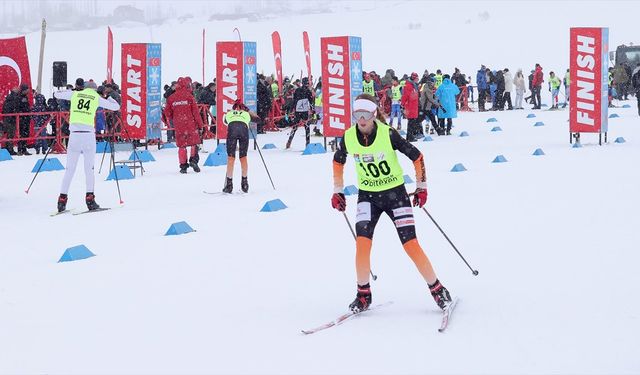 Hakkari'nin karlı dağları birçok ilden gelen sporcularla renklendi