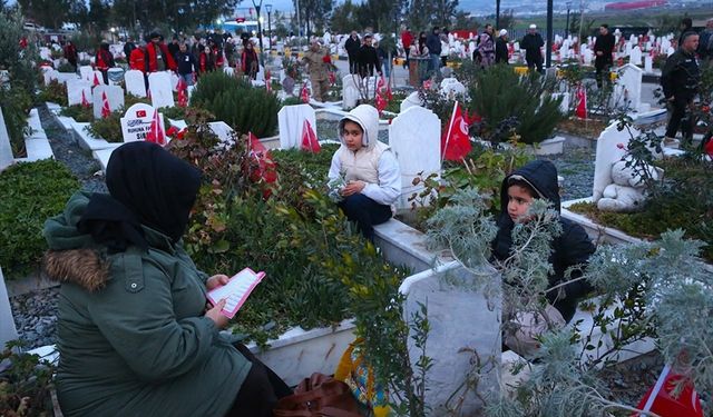 Hatay'da depremlerin yıl dönümünde mezarlık ziyaretinde bulunuldu