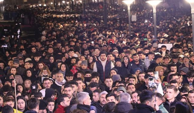 Hatay'da depremlerde yaşamını yitirenler "sessiz yürüyüş"le anıldı