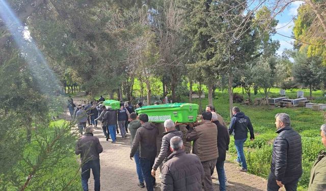 Hatay'da su dolu temelin içindeki toplarını almak isterken düşüp ölen 2 kardeş yan yana defnedildi