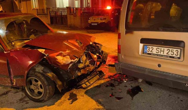 Isparta'da hafif ticari araçla çarpışan Tofaş otomobildeki 4 kişi yaralandı