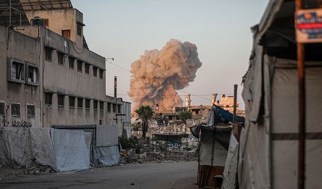 İsrail ordusu, Gazze'de Filistinlilere ait yapıları patlatarak yıkmaya devam ediyor