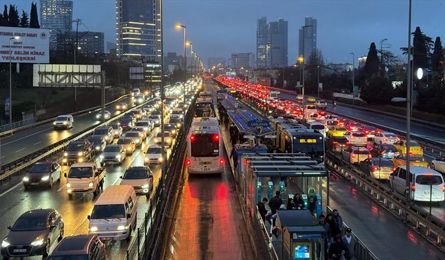 İstanbul'da akşam saatlerinde trafik yoğunluğu yüzde 89'a çıktı