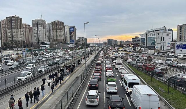 İstanbul'da iftar öncesi trafik yoğunluğu yüzde 83'e yükseldi