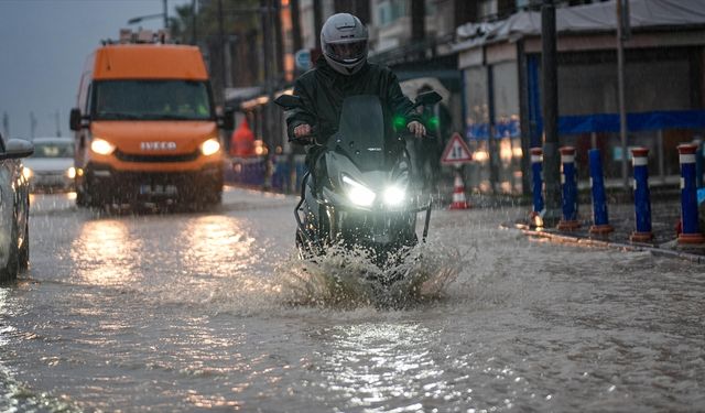 İzmir'de sağanak etkili oldu