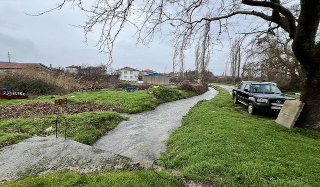 Kazdağları'ndan gelen sular köy yollarında çağladı