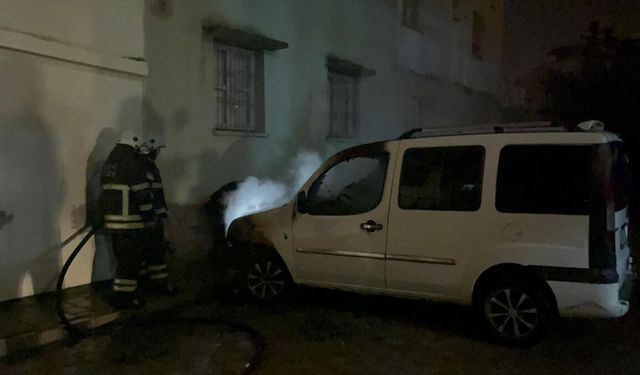 Kozan'da park halindeki hafif ticari araç yandı